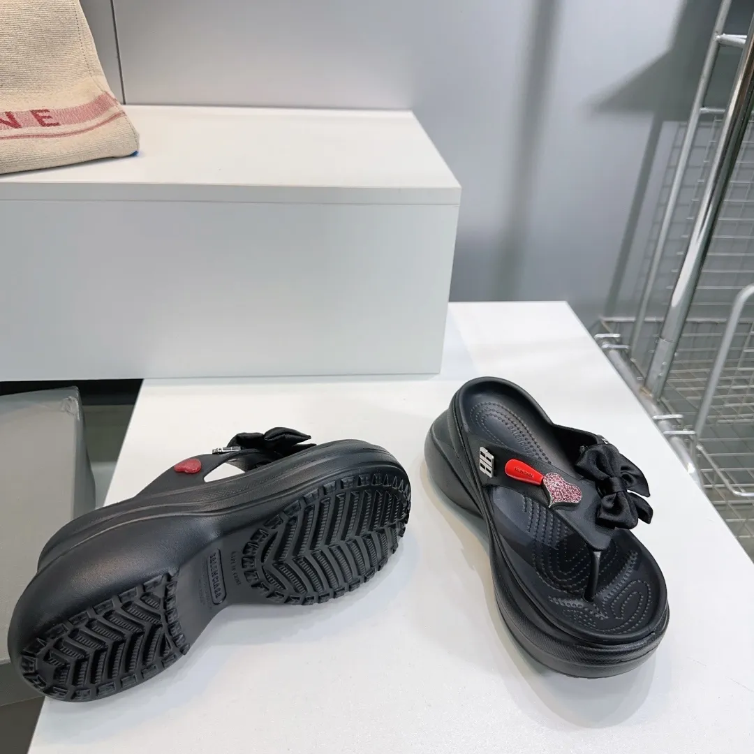 👟👟Ex-factory price 440👟👟 Top quality🔥Balenciaga 25 spring and summer latest thick-soled rubber jelly shoes flip-flops! 25 new spring dark horse items, fashion bloggers at home and abroad have put on foot shows, popular on social platforms at home and abroad, fashionistas must buy, various Parisian elements hardware buckle DIY, highly brand recognition All hardware is re-engraved and made with heavy gold molds Ingenious craftsmanship, accurately restoring every detail Original open-mold EVA rubber and plastic one-piece outsole Super light on the foot, a proper height-increasing artifact with an outsole height of 6cm Original full set of packaging Code number: 35-42 (40, 41, 42 are non-refundable) with original packaging